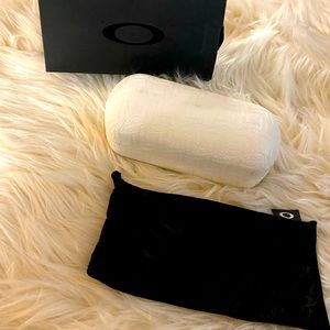 Brand new hardshell Oakley case (Authentic)